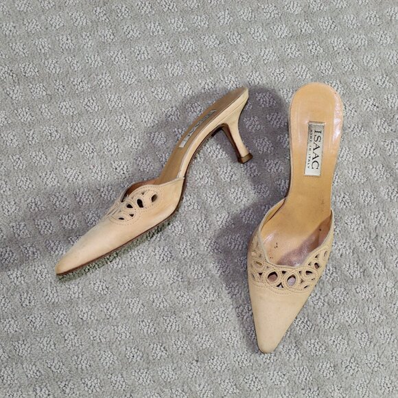 Vintage Women's Sz 6.5 Isaac Mizrahi Beige Kitten Heel Shoes - Picture 1 of 8